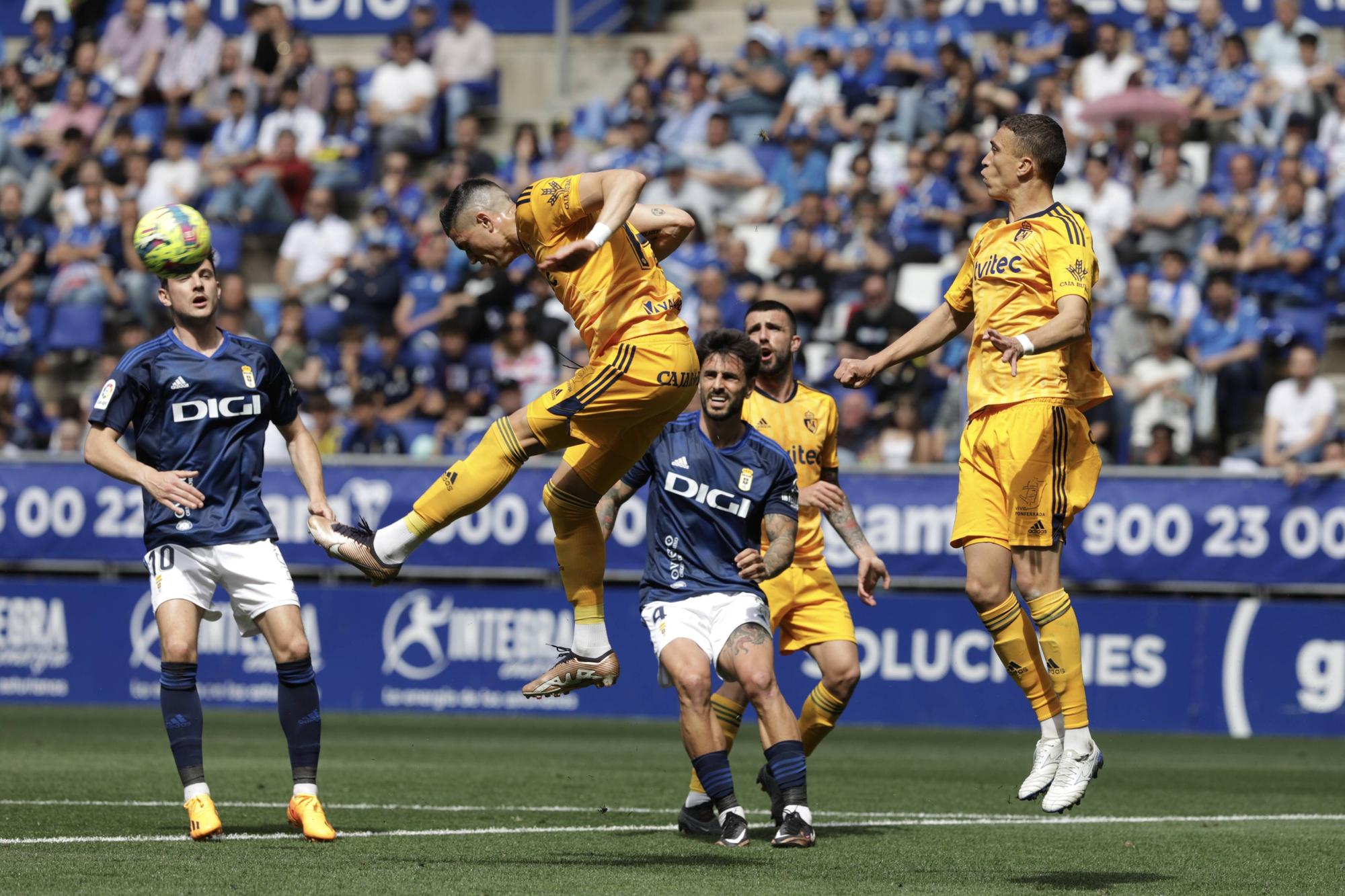 EN IMÁGENES: La remontada del Oviedo frente a la Ponferradina y el gran ambiente en el Tartiere