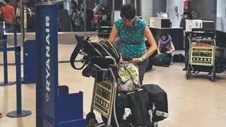 El truco de esta bolsa de viaje para ganar espacio en tu maleta y no pagar
