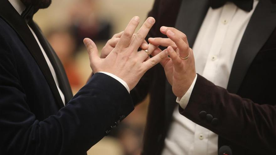 Una pareja durante su boda.