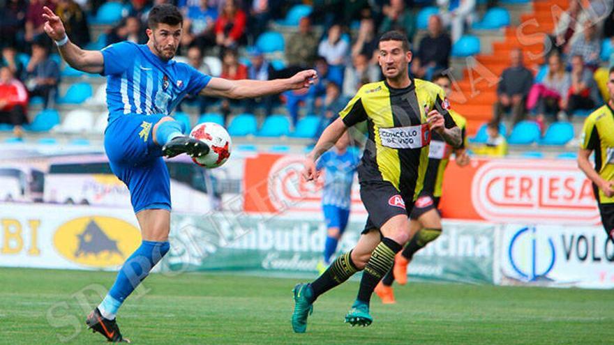 Un lance del choque entre Bouzas y Ponferradina. // @SDP_1922