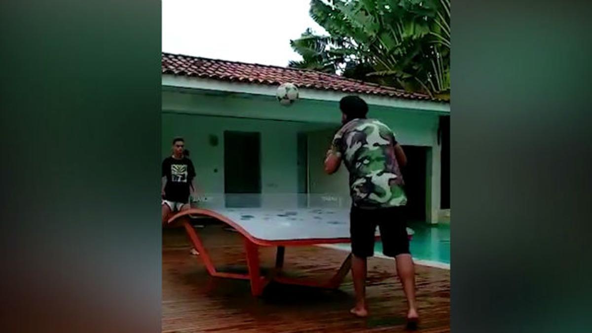 Ronaldinho disfruta junto a su hijo jugando al ping pong fútbol