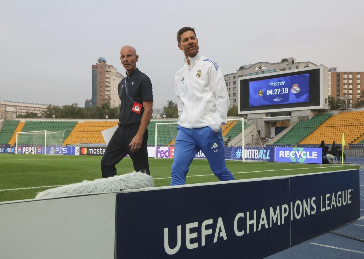 Xabi Alonso acude a la rueda de prensa antes del partido ante el Kairat Almaty en Kazajistán