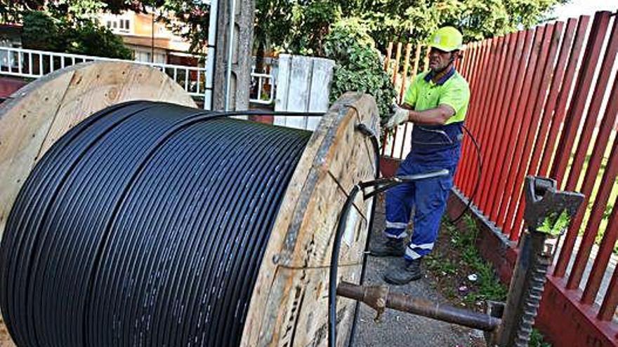 Un operario durante la instalación de fibra óptica.