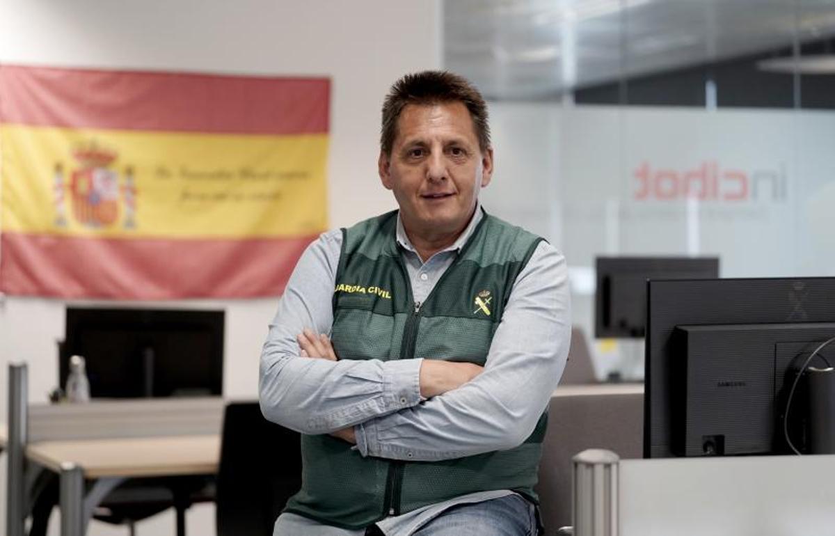 Ángel Blanco, capitán jefe de la Unidad de Policía Judicial de la CiberComandancia. Detrás, una bandera confeccionada con los nombres de guardias civiles asesinados en atentados terroristas decora una de las paredes de la sala de operaciones.
