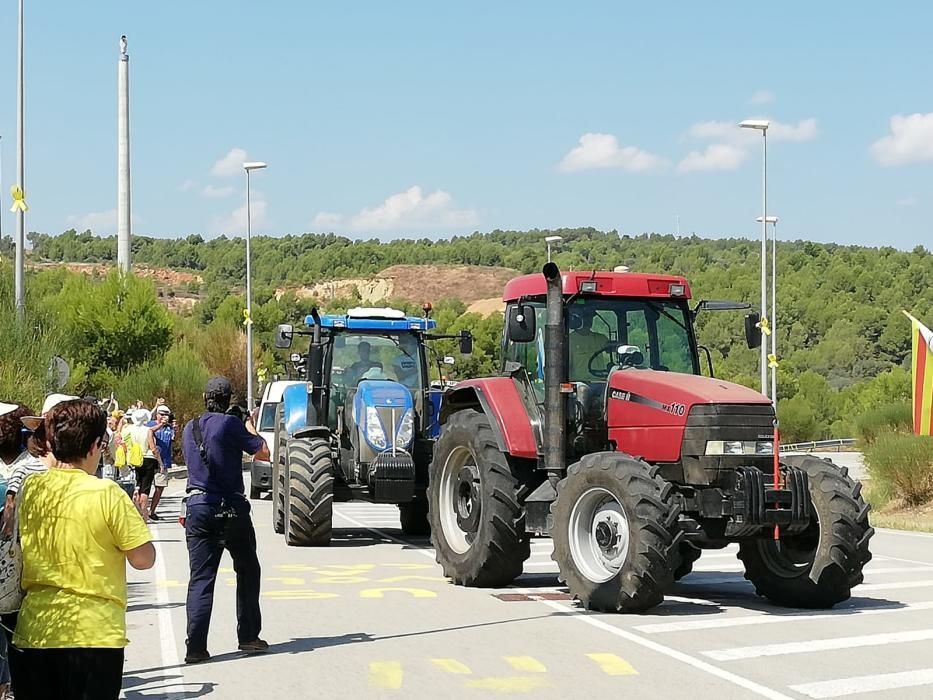 Tractorada al Puig de les Basses per reclamar l'alliberament dels polítics