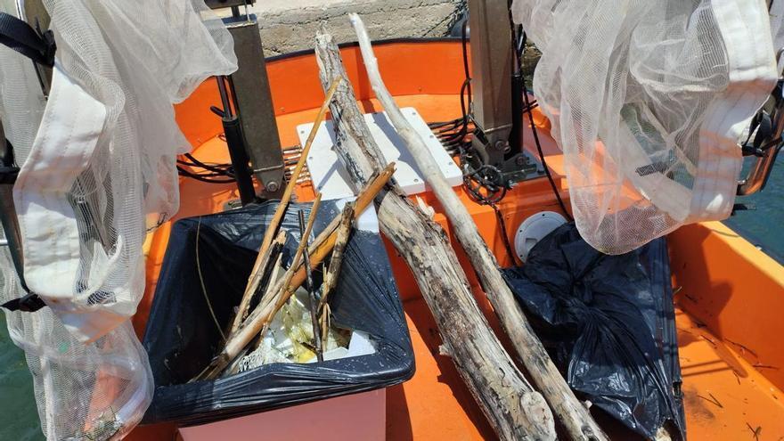 El servicio de limpieza de litoral retira en julio siete toneladas de residuos del mar en Baleares