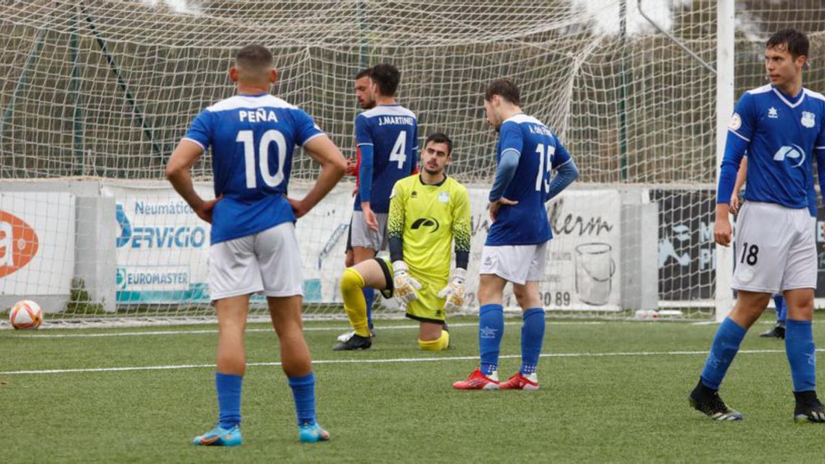 Los jugadores del Sant Rafel, desolados después de un gol. | JUAN A. RIERA