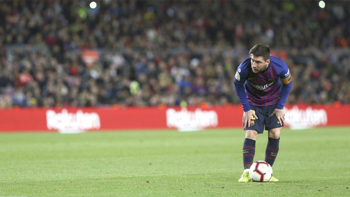 Leo Messi antes de lanzar un penalti en el Barça-Rayo Vallecano de LaLiga 2018/19