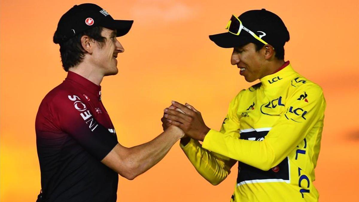 Egan Bernal feclicita a Geraint Thomas (izquierda)