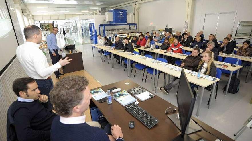 Personal de Tecglass, con delegaciones de Europa del Este y de Oriente Medio. // Bernabé/Javier Lalín