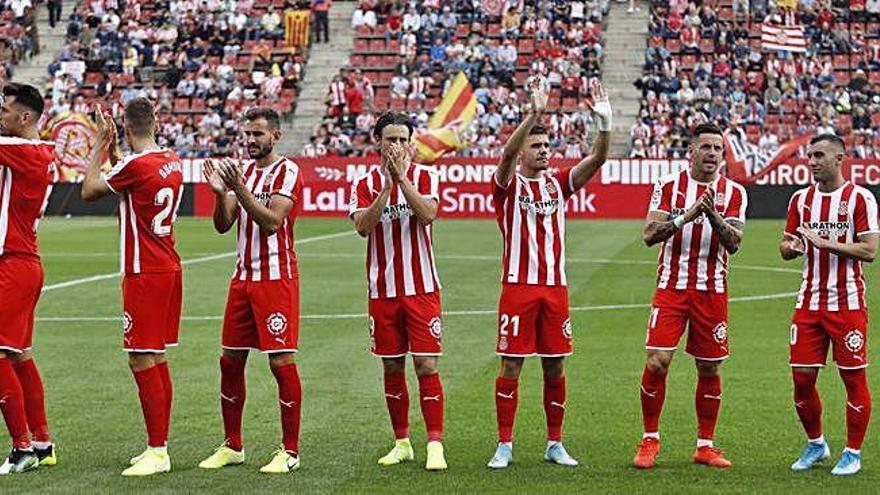 Jugadors del Girona aplaudeixen l&#039;afició abans d&#039;un partit d&#039;aquesta temporada a l&#039;estadi.