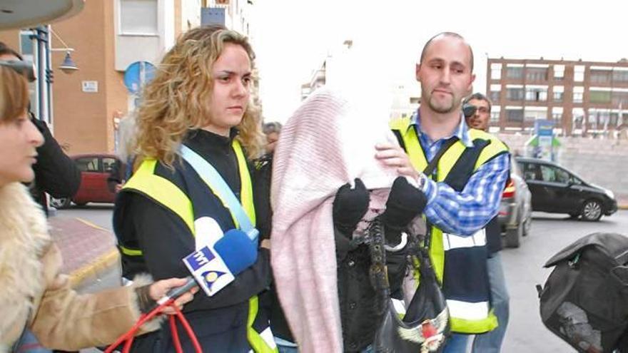 Imagen del traslado de la mujer supuesta víctima de las vejaciones.