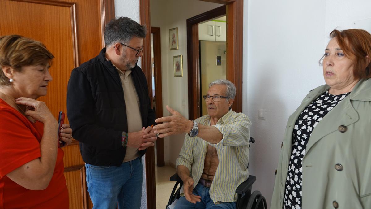 Los concejales socialistas Carmen Martín y Jorge Quero visitaron las viviendas públicas de El Molinillo.
