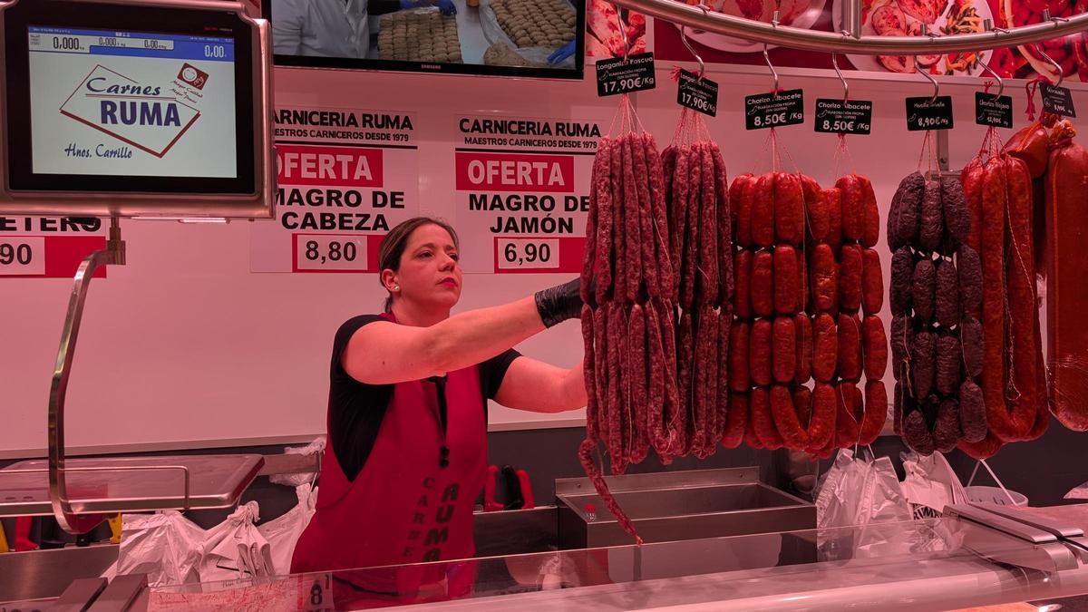 Una trabajadora de una carnicería del mercado central, el día siguiente al apagón.