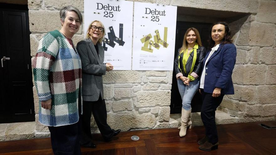 Las diferentes personalidades, junto al cartel del desfile. | Gustavo Santos