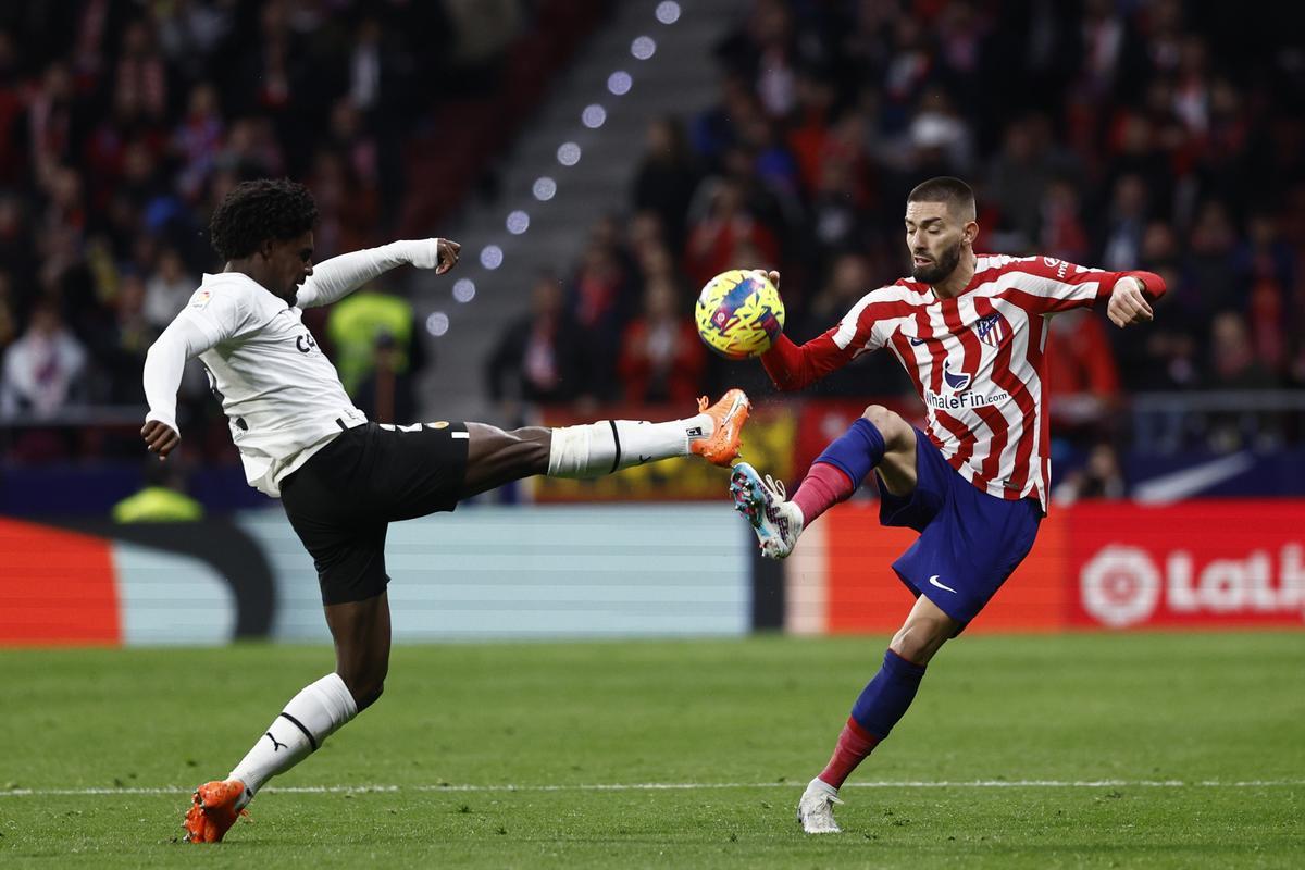 MADRID 18/03/2023.- El centrocampista del Valencia Yunus Musah (i) lucha con el belga Yannick Carrasco, del Atlético de Madrid, durante el partido de la jornada 26 de LaLiga Santander que se disputa este sábado en el Cívitas Metropolitano, en Madrid. EFE/Rodrigo Jiménez