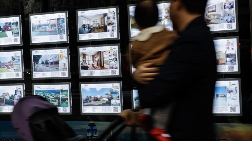 Escaparate de una agencia inmobiliaria de Gijón. | JUAN PLAZA