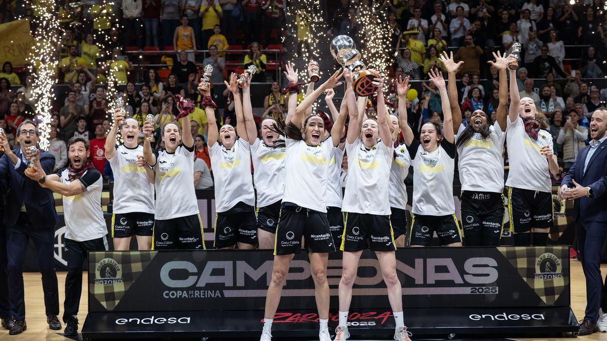Las jugadoras del Hozono Global Jairis levantan la Copa de la Reina