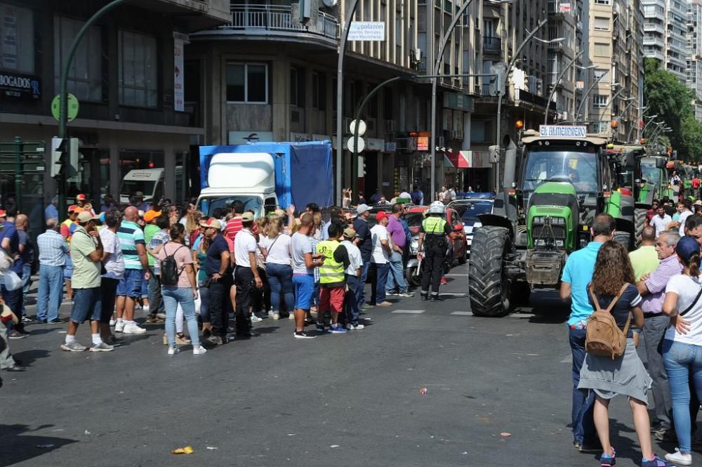 La Gran Vía de Murcia, paralizada por los agricultores