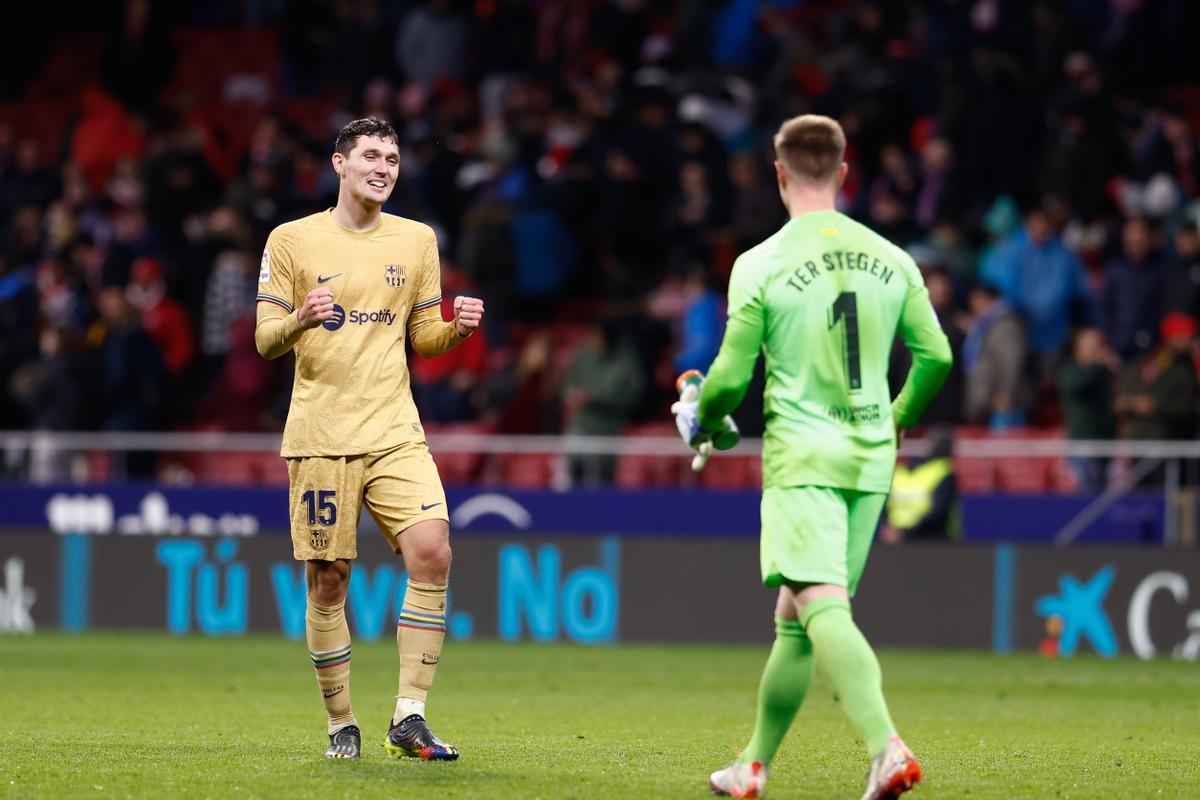 Christensen celebra con Ter Stegen el triunfo del Barça sobre el Atlético en el Metropolitano.