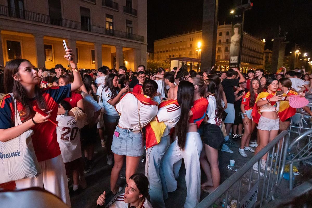 En imágenes | Zaragoza celebra el primer gol de Oyarzabal en el España-Francia