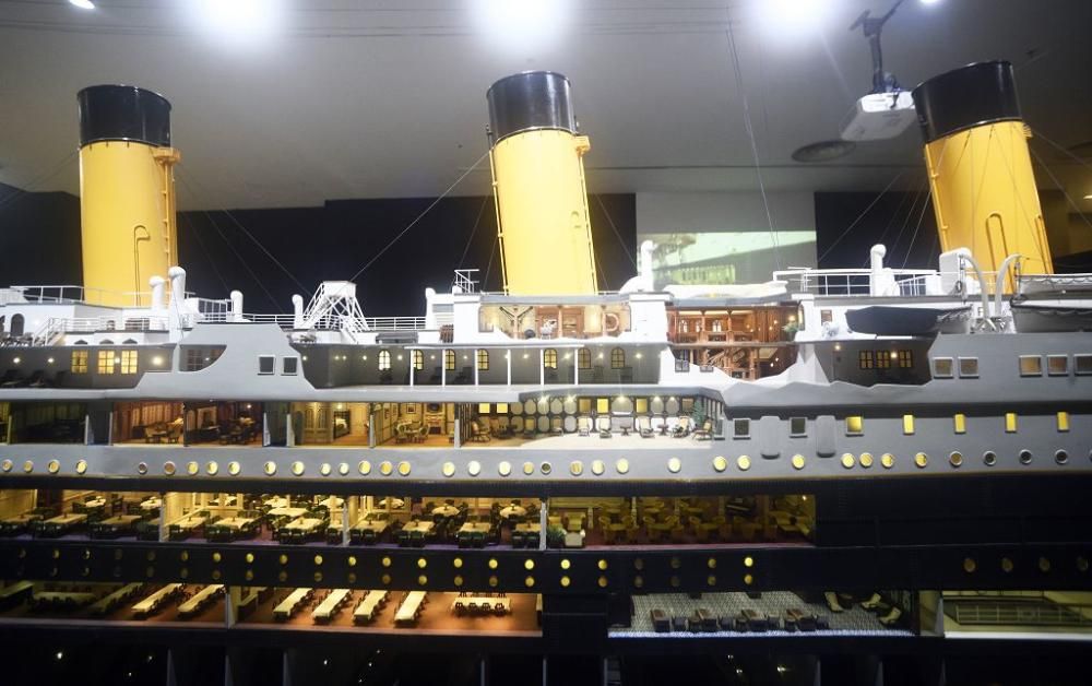 Montaje de la exposición sobre el Titanic en Murcia