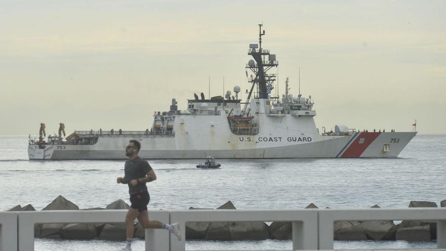 El buque ‘Hamilton’ sale del Puerto de Las Palmas, ayer, tras hacer un parada técnica en el Muelle Grande. | |