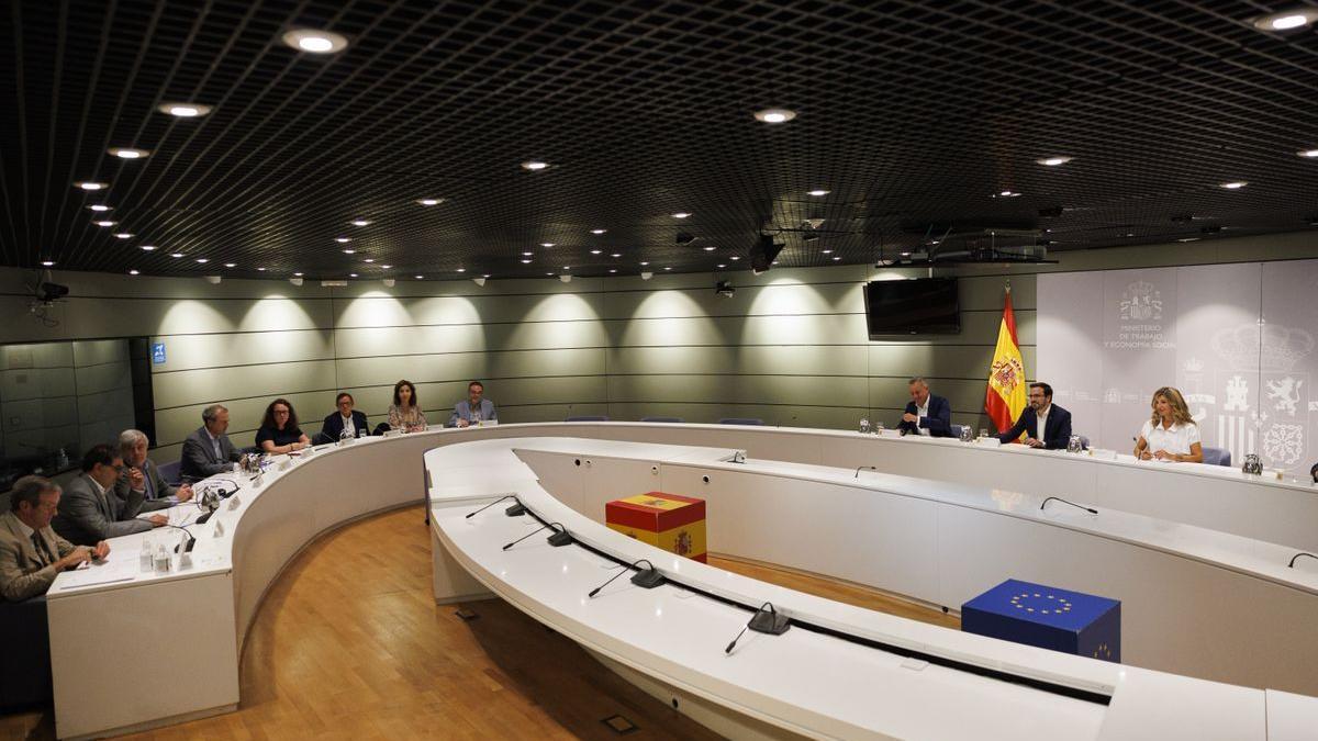 La vicepresidenta Yolanda Díaz y el ministro Alberto Garzón , durante su reunión con responsables empresas distribución.