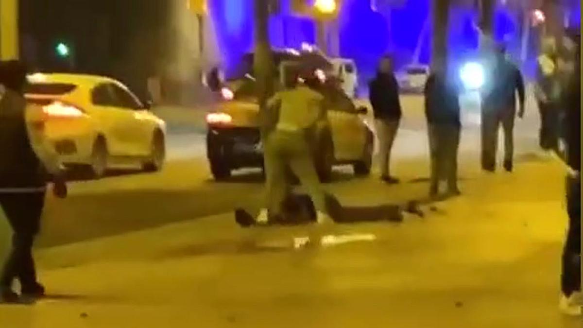 Muere apuñalado un joven en una pelea en la avenida del Paral·lel de Barcelona
