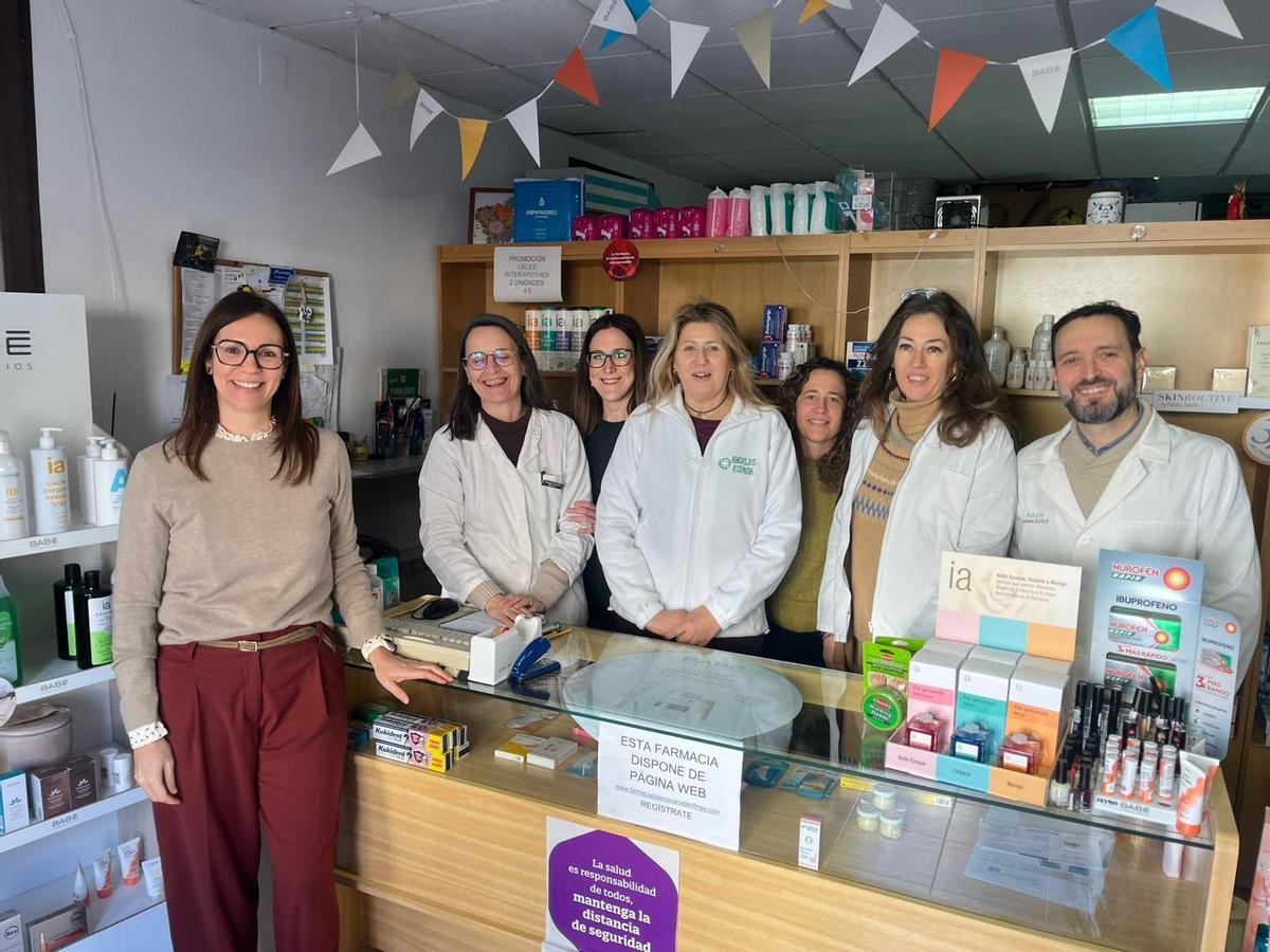 La directora general de Farmacia se ha reunido con la Asociación de Farmacias Rurales en Benafigos para avanzar en nuevas líneas de apoyo al modelo farmacéutico rural
