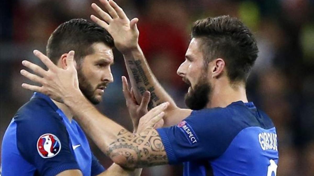 Gignac y Giroud se abrazan en el momento del cambio