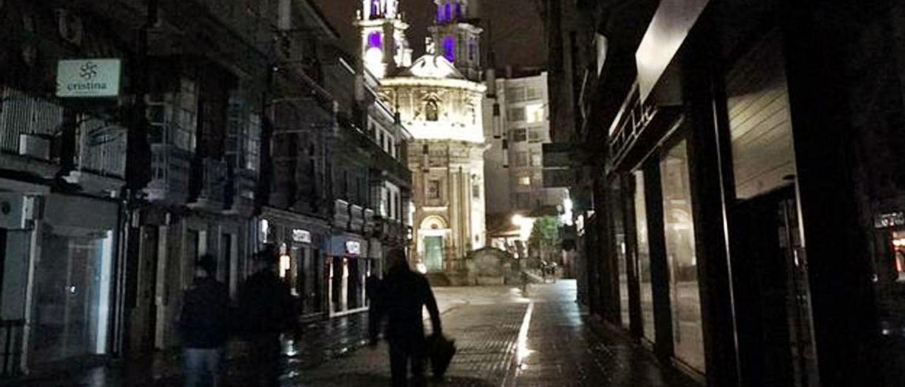 La calle de la Michelena a oscuras tras el apagón del domingo |   // M.D.