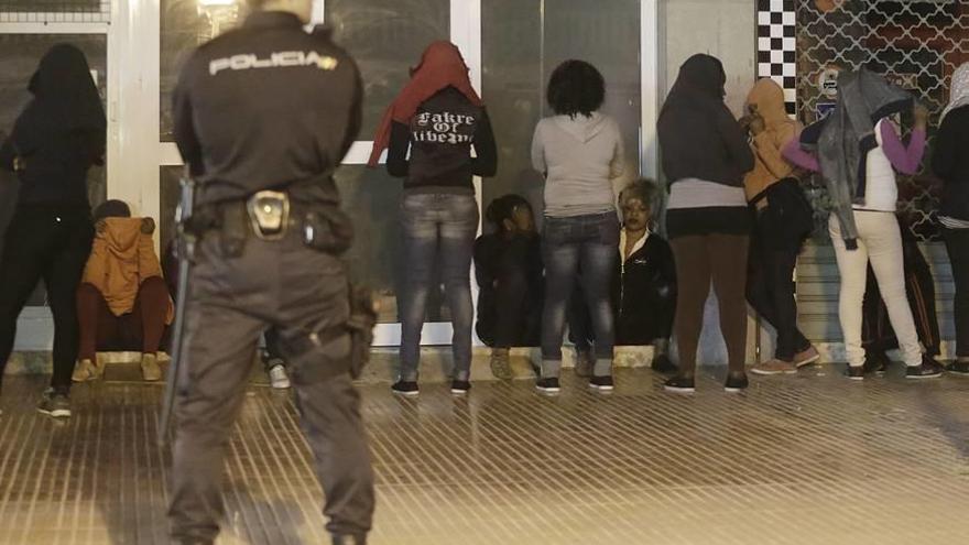 Operación policial contra la prostitución callejera en la Playa de Palma.