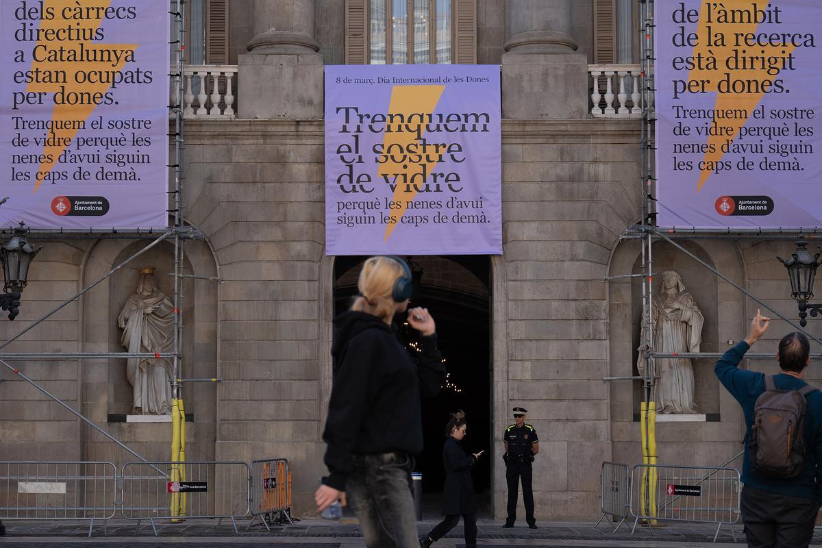 Rompamos el techo de cristal, el lema del Ayuntamiento de Barcelona por el 8M