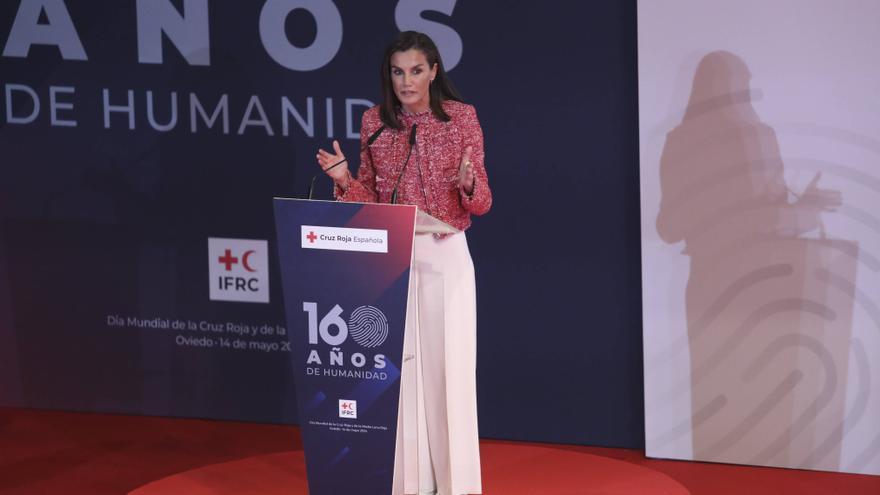 La reina Letizia pone en valor el &quot;horizonte de mitigar el sufrimiento humano en todas sus formas&quot; de Cruz Roja Española: así fue la entrega de medallas en Oviedo