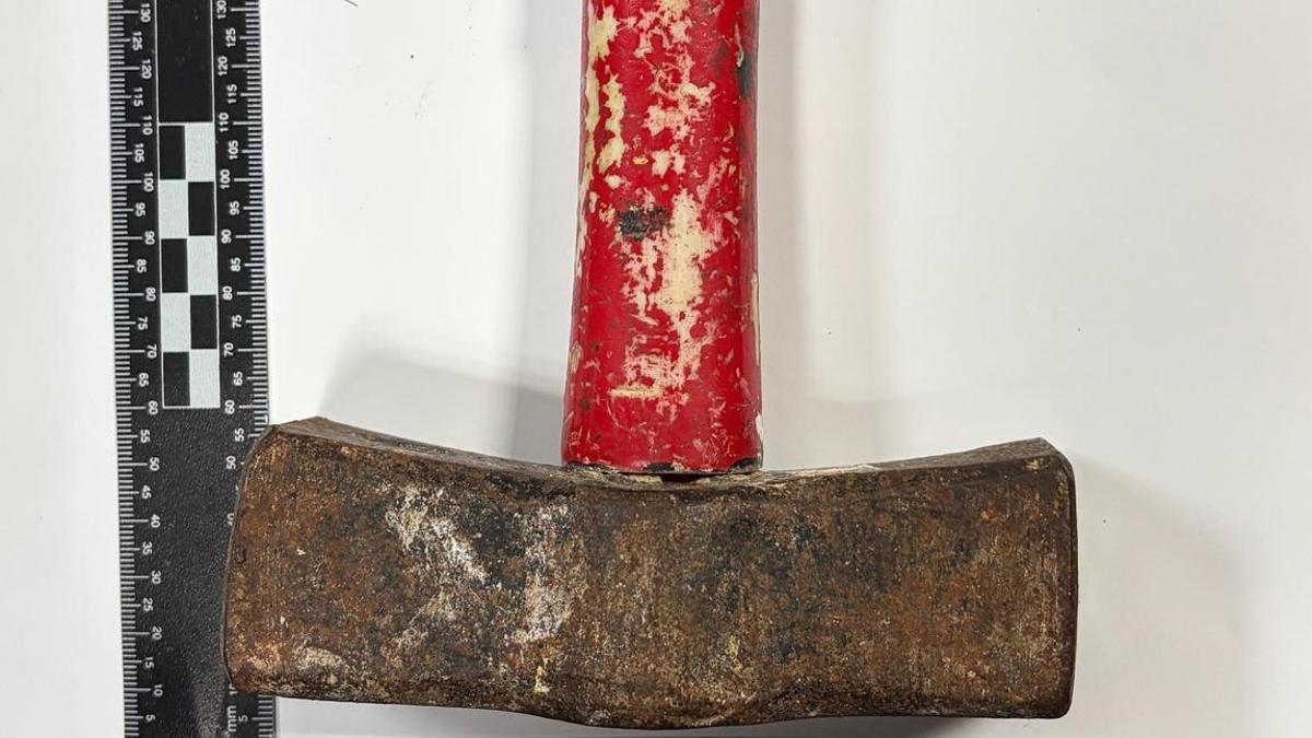 Martillo requisado por la Policía Nacional tras amenazas en Las Palmas de Gran Canaria.