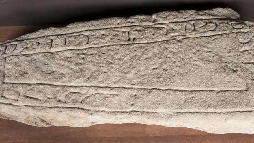 Una de las lápidas de la Illa dos Xudeus, conservada en el Museo Nacional de Arqueología.