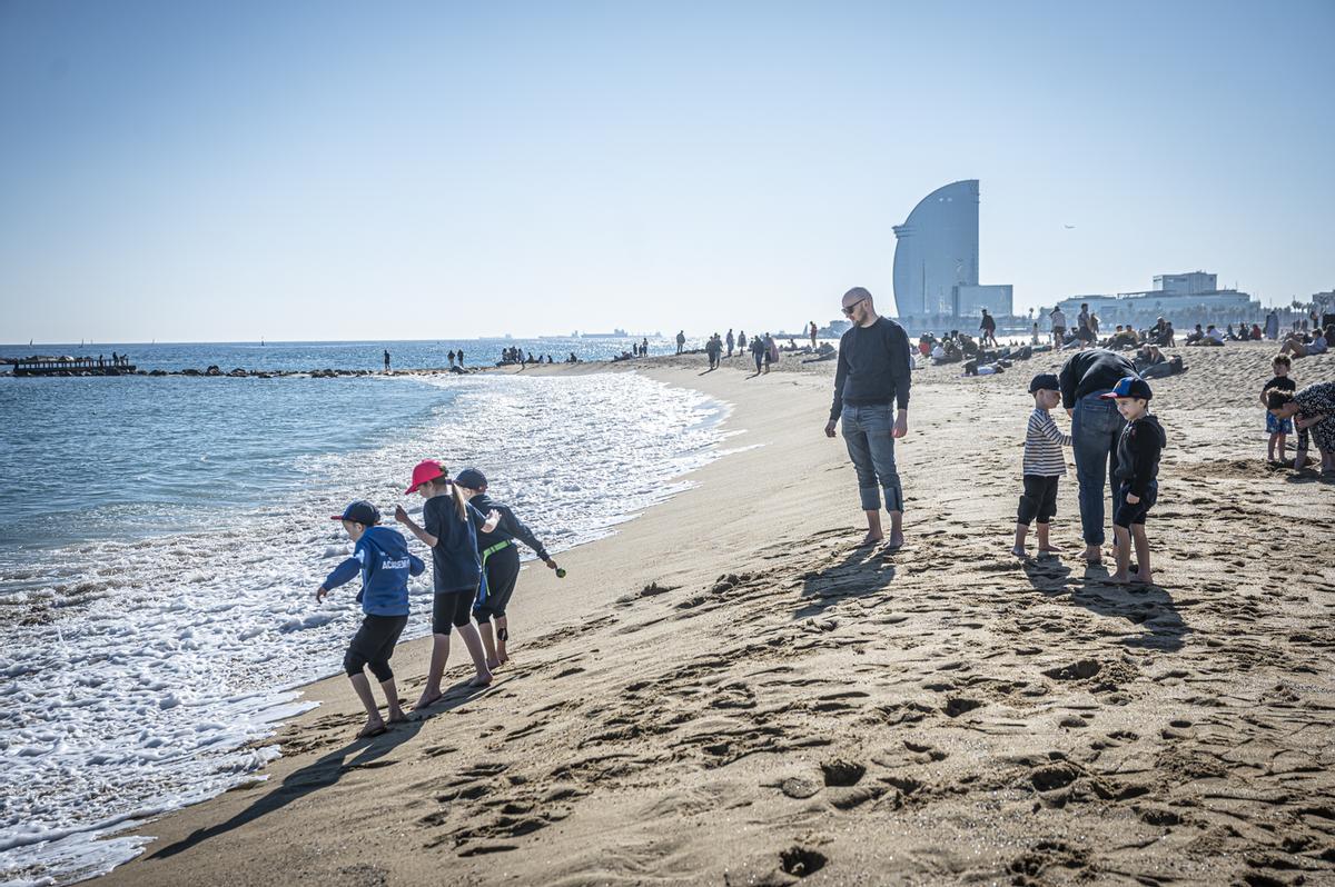 Los barceloneses acuden en masa a las playas de la ciudad para disfrutar del último día primaveral antes de la llegada del frío