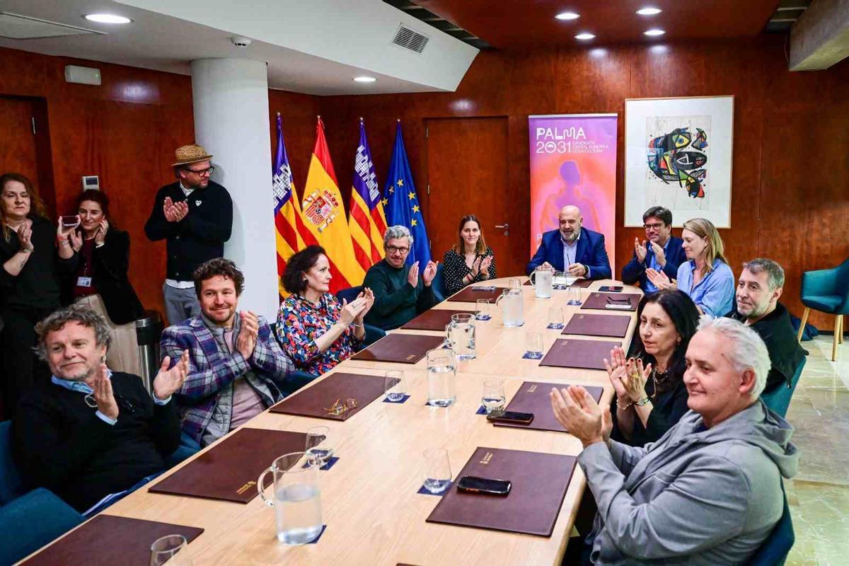 El alcalde, miembros del área de Cultura y miembros de las mesas profesionales han seguido el anuncio de las ciudades finalistas.