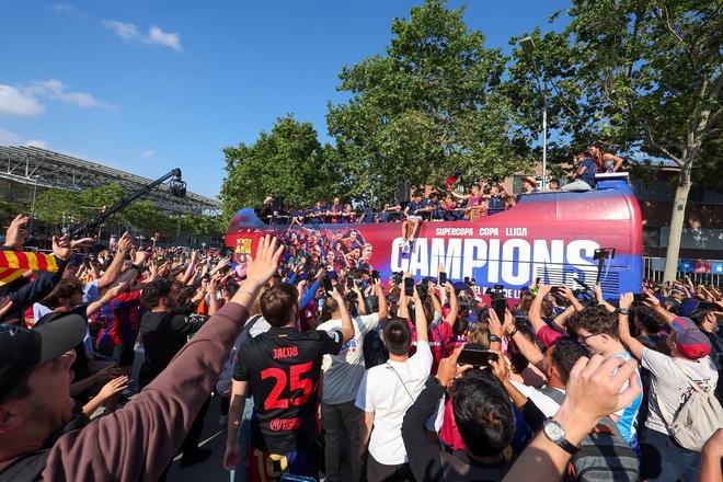 ¡De locos! Las mejores imágenes de una ciudad entregada al Barça