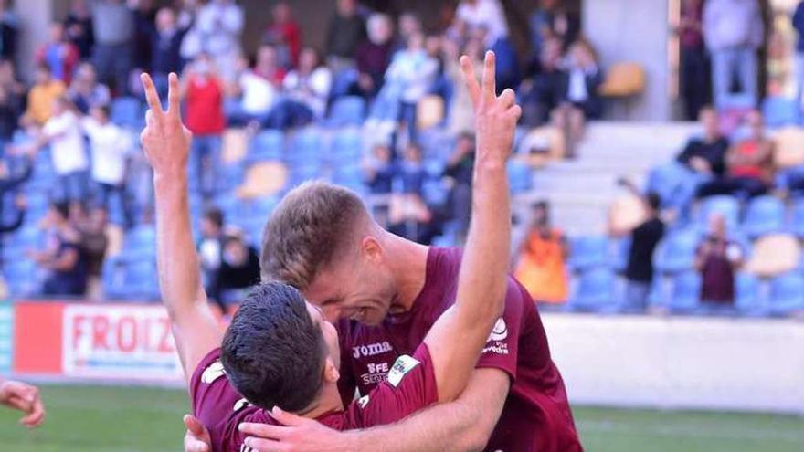 Bonilla, felicitado por un compañero tras el gol. // Gustavo Santos