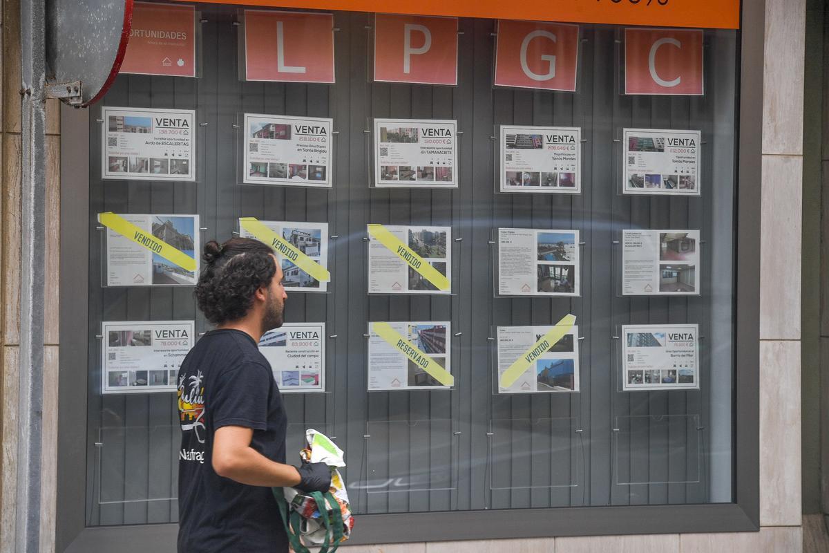 Inmobiliaria en una calle de la capital grancanaria con viviendas en venta.