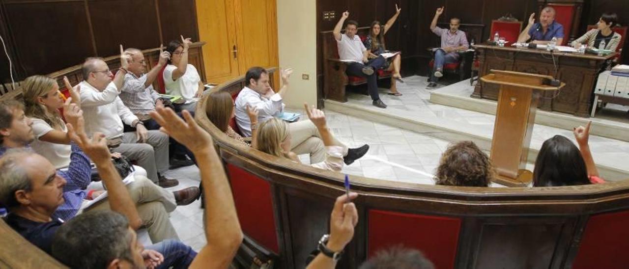 Una sesión plenaria en el Ayuntamiento de Sagunt.