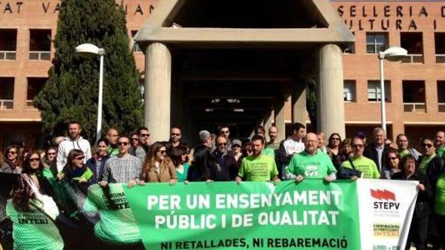 Más de 22.000 firmas contra el acuerdo de interinos docentes