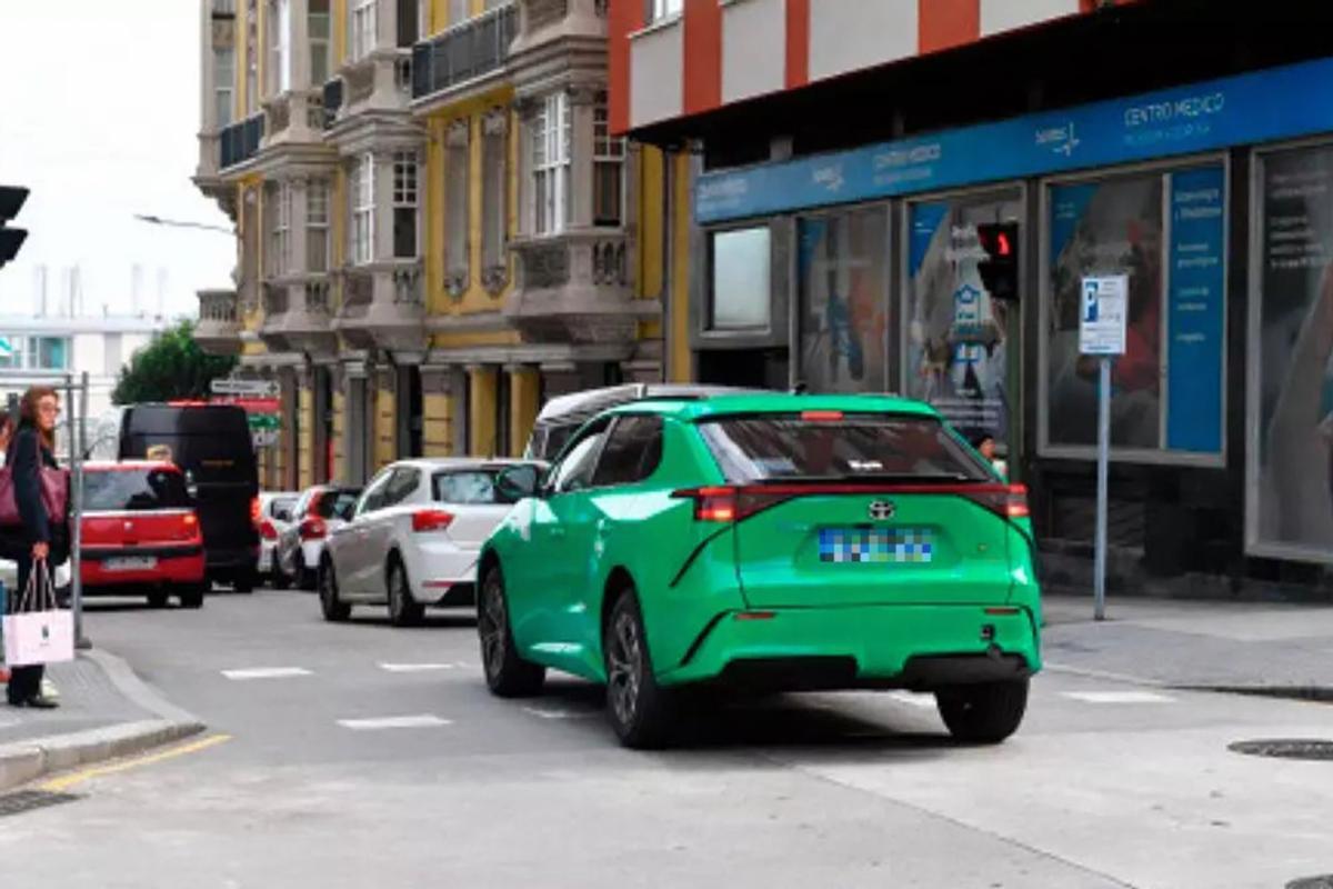 Vehículo Bolt circulando por A Coruña