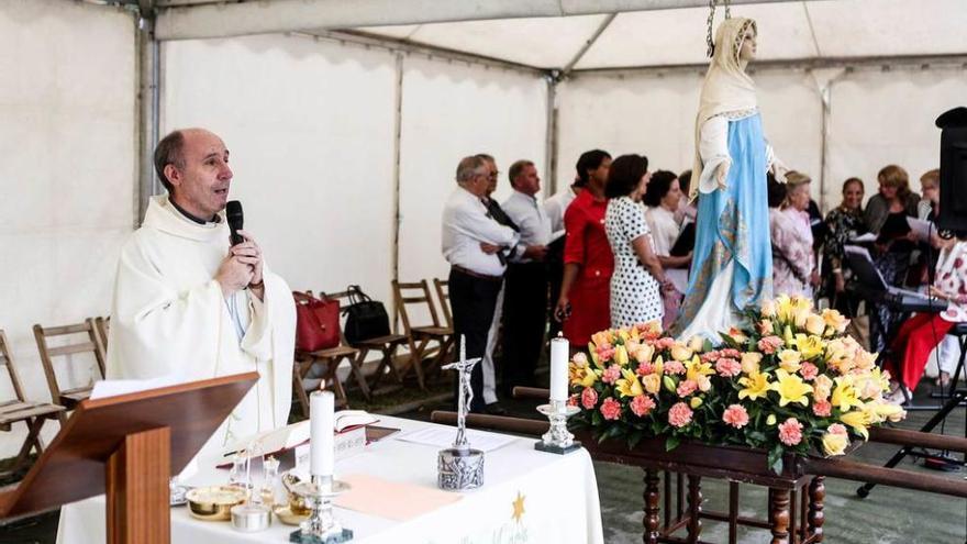 Luis Muiña oficia la misa en La Guía.