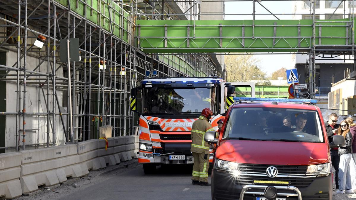 Escena tras la caída del puente en Espoo.