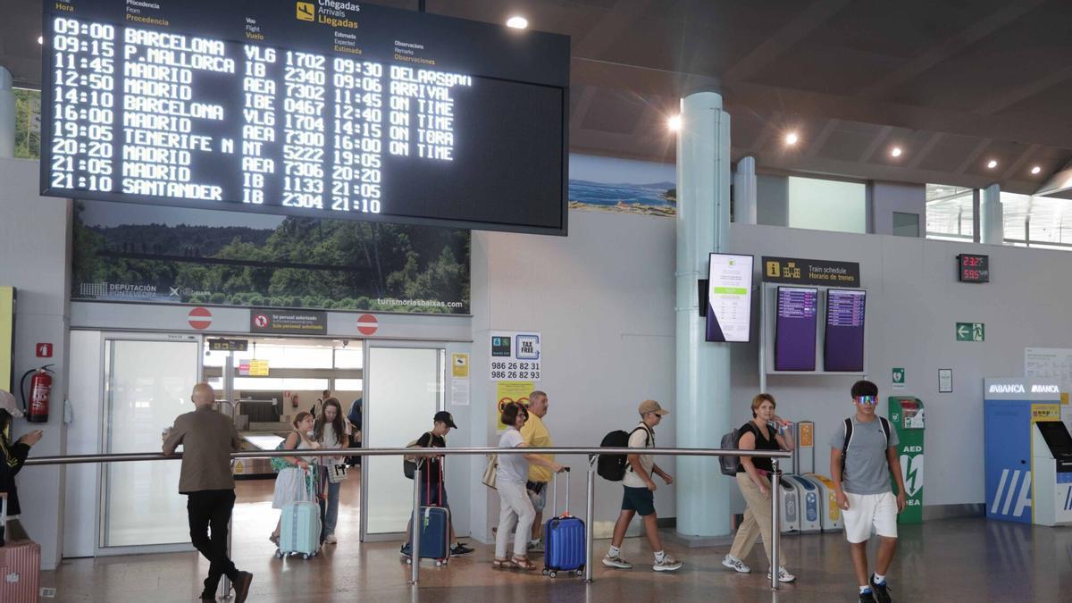 Viajeros a su llegada al aeropuerto de Peinador en julio en el estreno de las rutas de Santander y Mallorca.