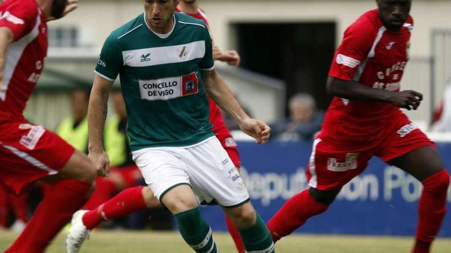 Un jugador del Coruxo conduce el balón durante un partido. // Ricardo Grobas