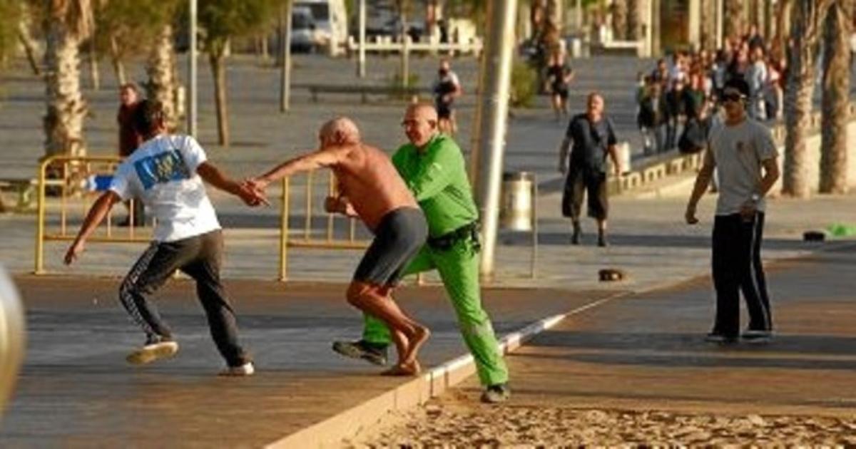 Un home agafa del braç un carterista que li ha robat les pertinences a la platja de la Barceloneta, el 30 d’octubre.